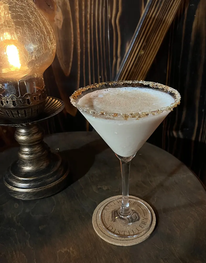 Blonde Bombshell cocktail served at Antwerp Distillery